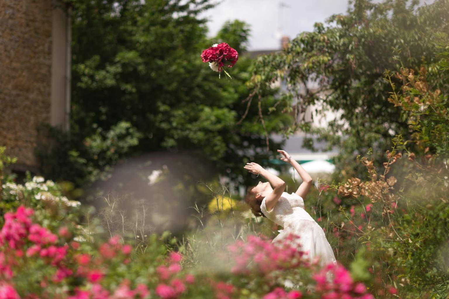 Une mariée jetant son bouquet